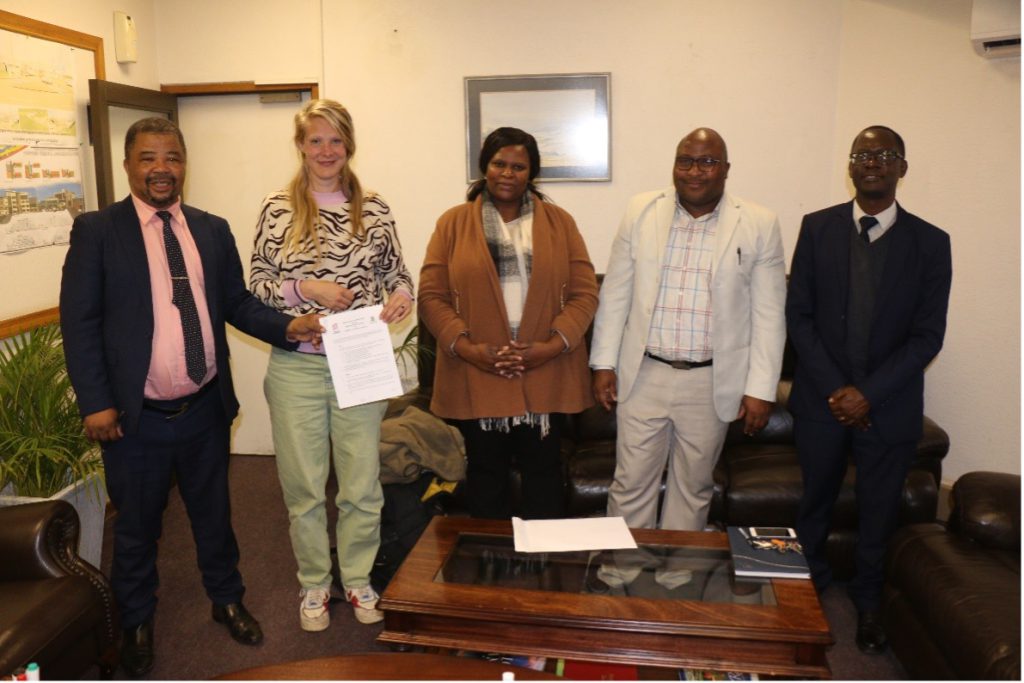 Image of Prof Justice M. Thwala (University of Eswatini Vice Chancellor), Dr Lizette Reitsma, Dr Gugu Sibandze, Dr Meshack Dludlu and Prof Tendekayi H. Gadaga (Pro Vice Chancellor) at the University of Eswatini with the MoU document signed between UNESWA and Malmö University, July 2022.